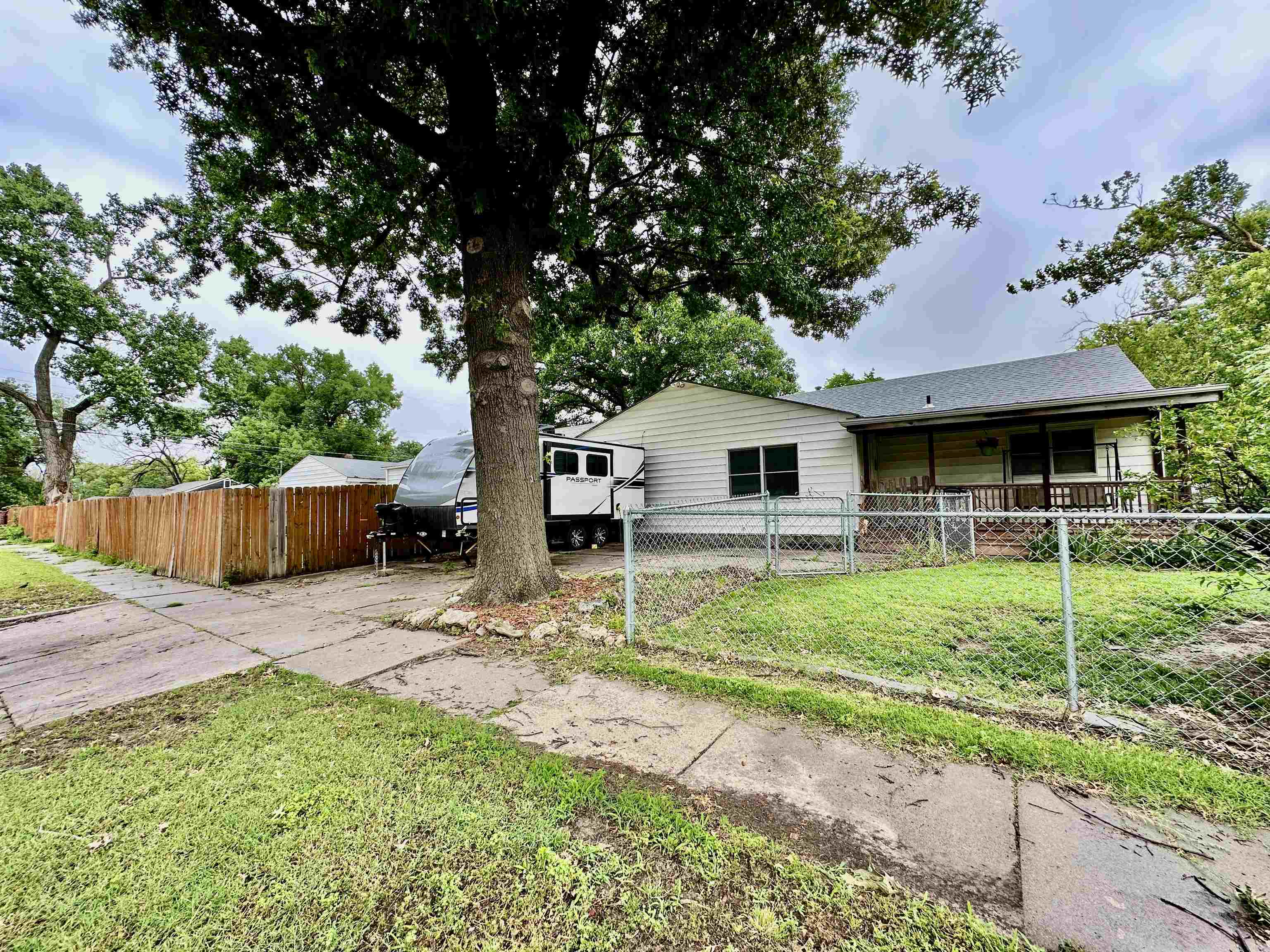 Property Photo: 2924 S Volutsia Ave KS 67216