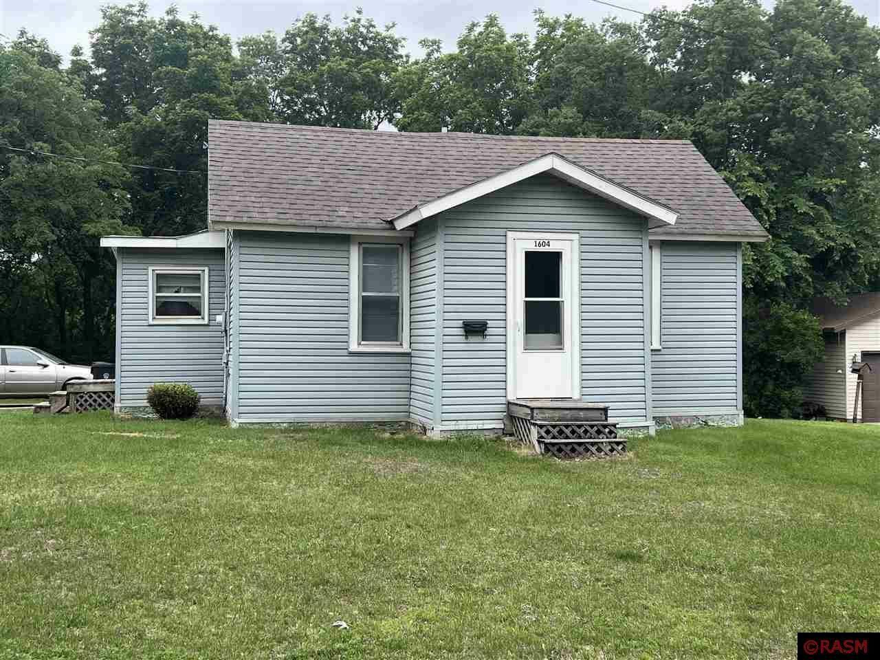 Property Photo: 1604 N 5th Ave MN 56001