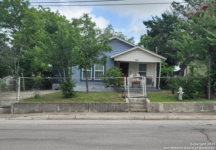 Property Photo: 1611 Carson TX 78208
