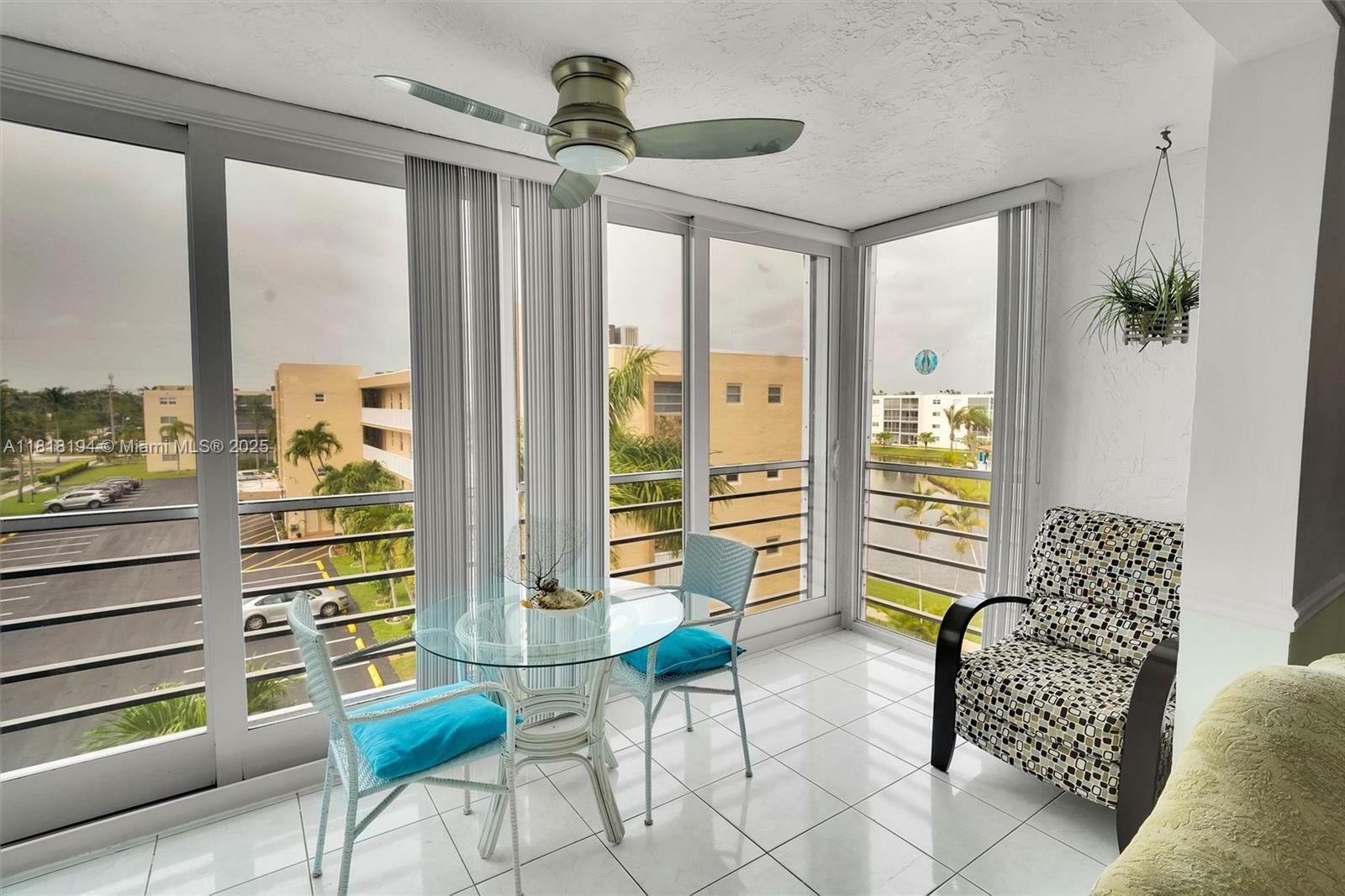 Property Photo: 424 SE 10th St 402 FL 33004