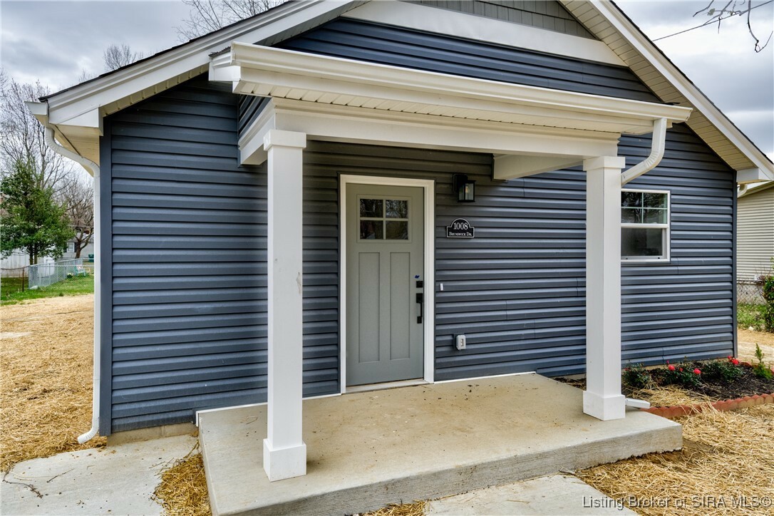 Property Photo: 1008 Brunswick Drive IN 47130