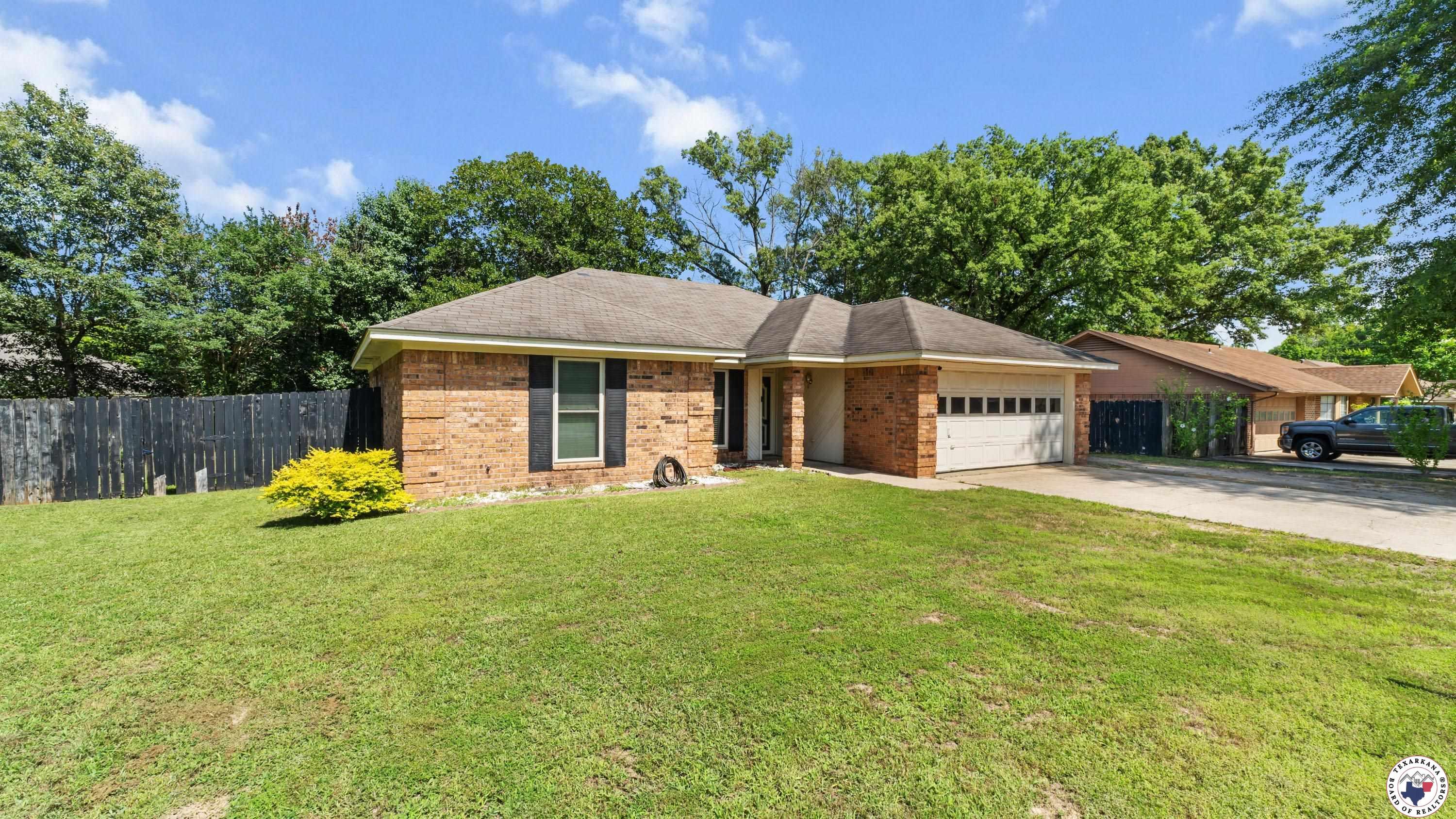 Property Photo: 208 Jeffrey Ln TX 75501