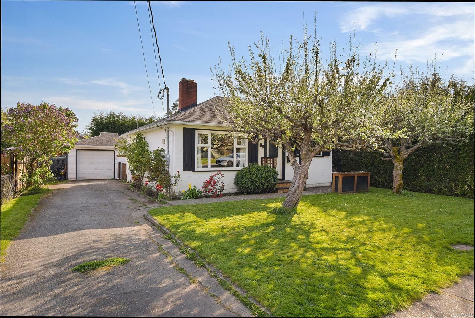 Photo de la propriété: 89 Regina Ave BC V8Z 1J2