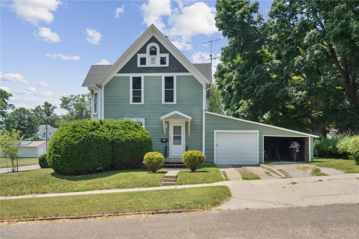 Property Photo: 1802 9th Ave IA 52208