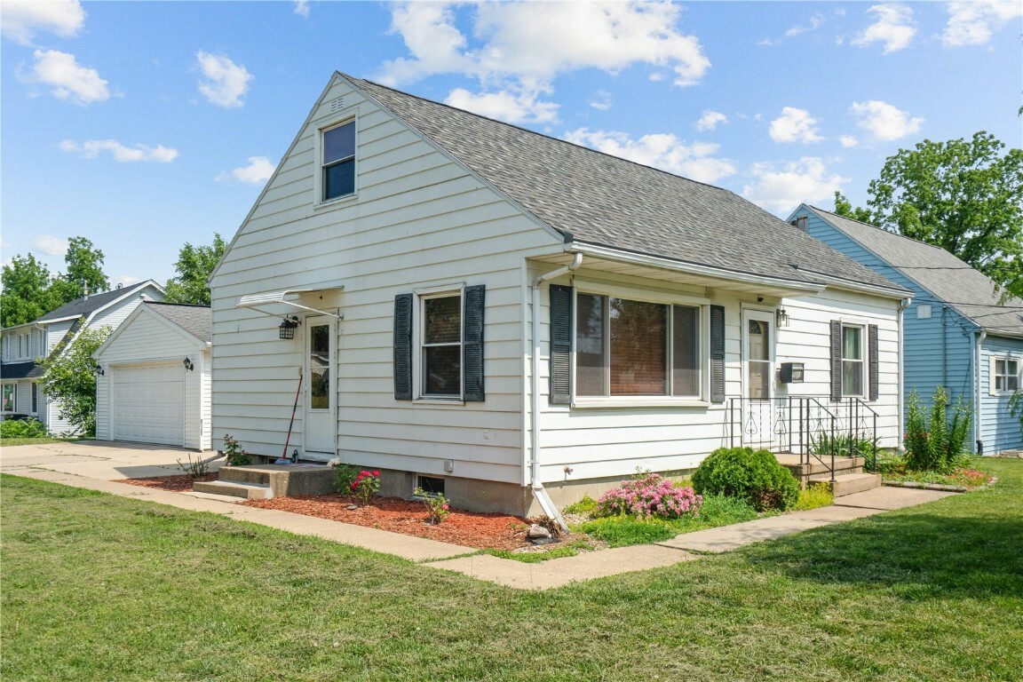 Property Photo: 2901 J Street SW IA 52404