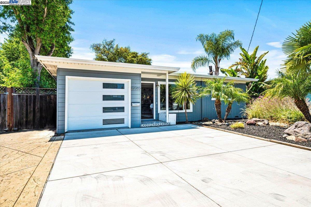 Property Photo: 20089 Emerald Ct CA 94546