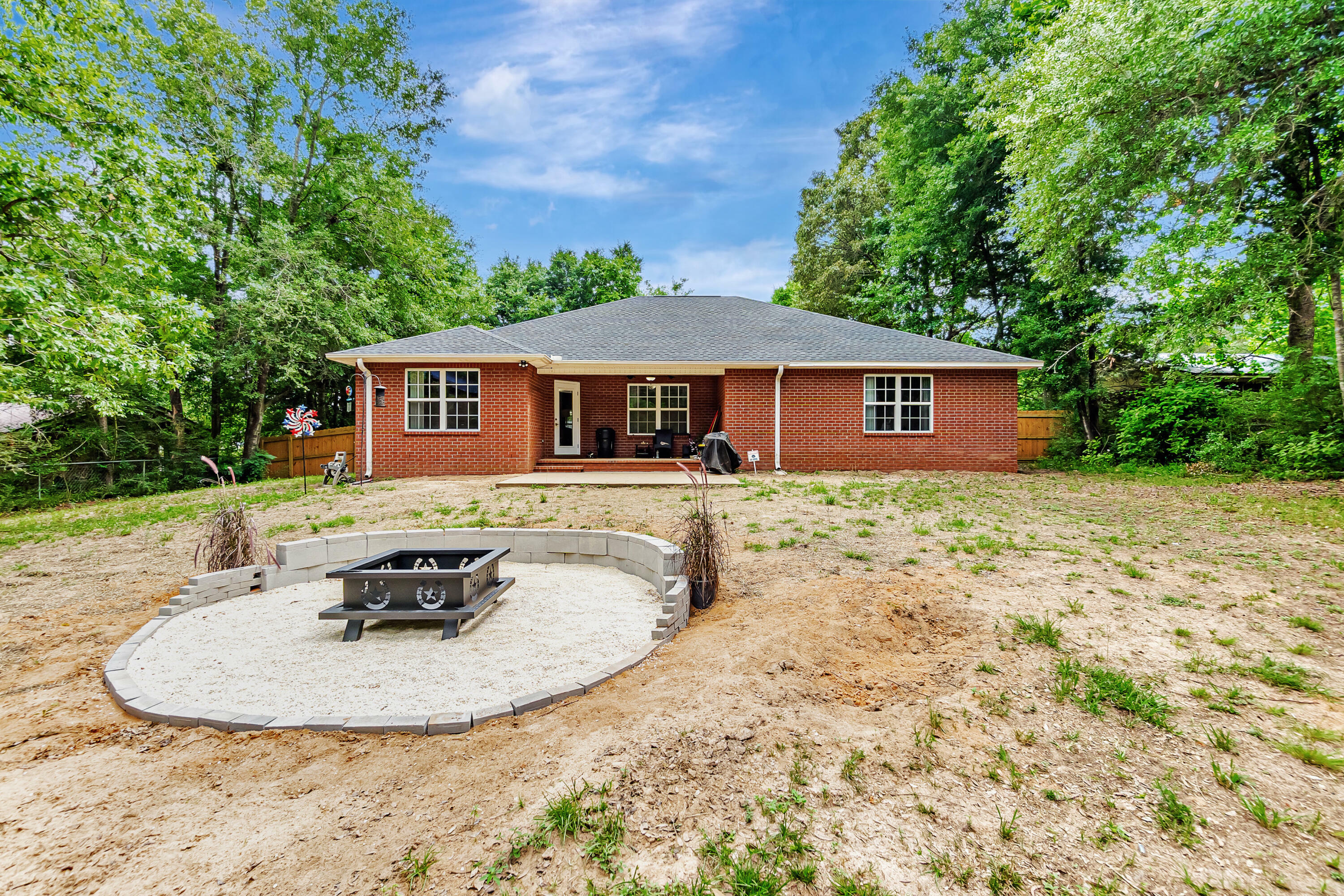 Property Photo: 121 Hillwood Drive FL 32539
