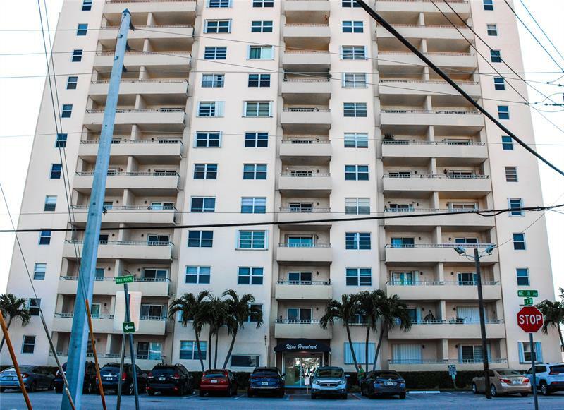 Property Photo: 900 NE 18th Ave 601 FL 33304