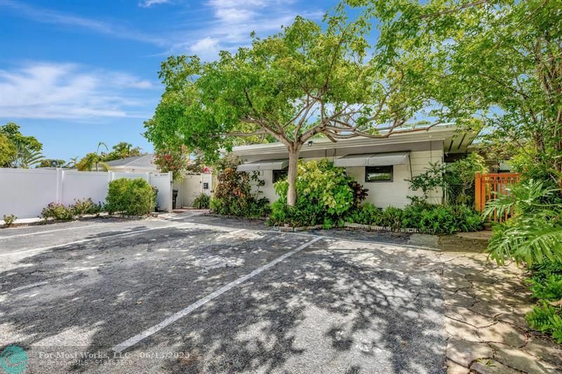 Property Photo: 1401 NE 13th St FL 33304