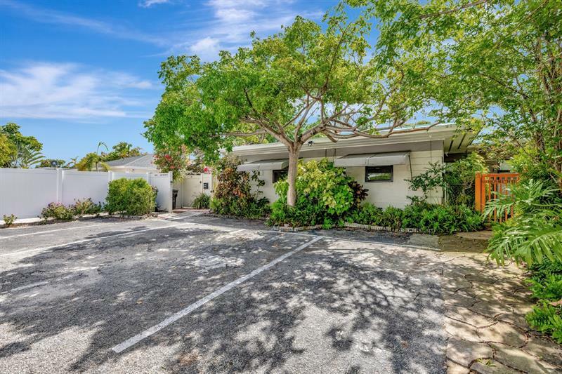 Property Photo: 1401 NE 13th St FL 33304