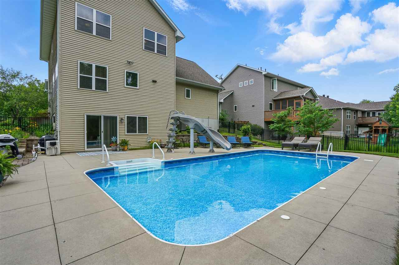 Property Photo: 986 Ryan Ct IA 52246