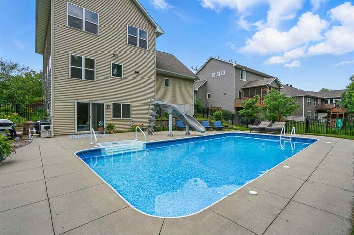 Property Photo: 986 Ryan Ct IA 52246