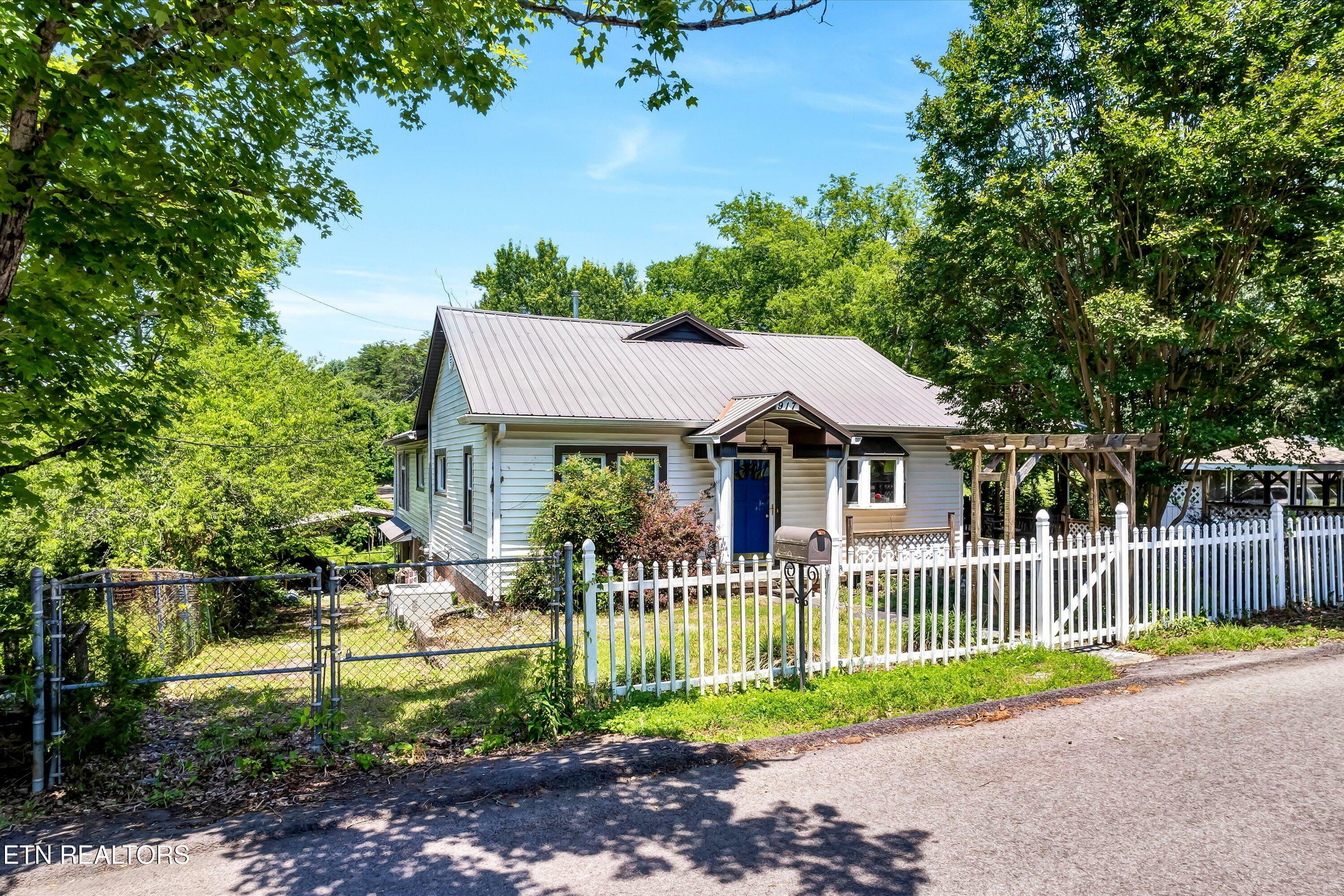 Property Photo: 917 Centeroak Drive TN 37920