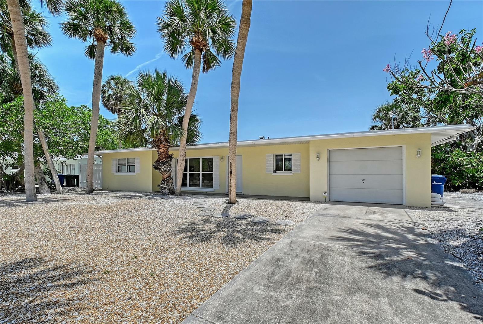 Property Photo:  385 Avenida Madera  FL 34242 