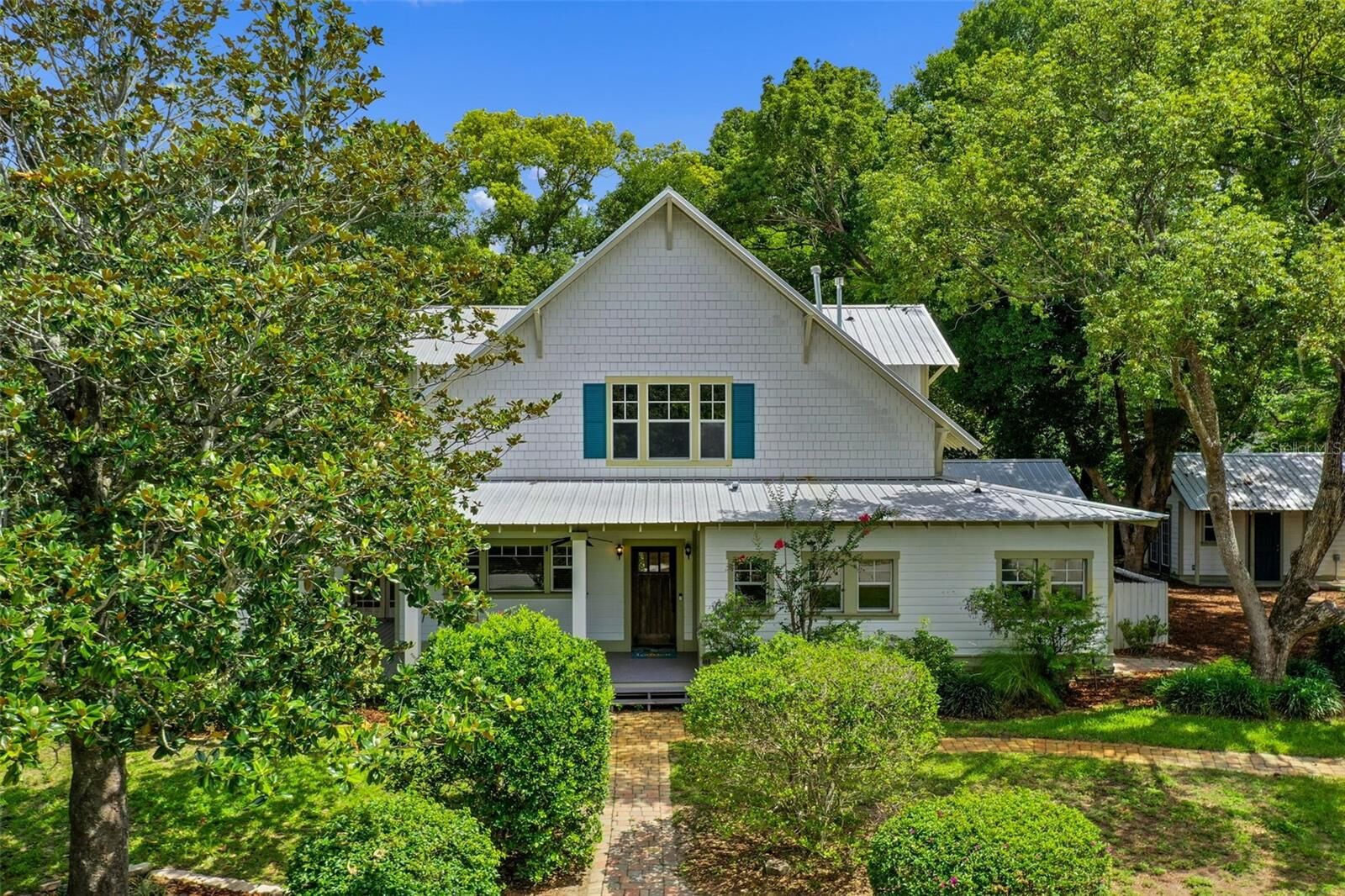 Property Photo:  408 W Pearl Street  FL 34715 