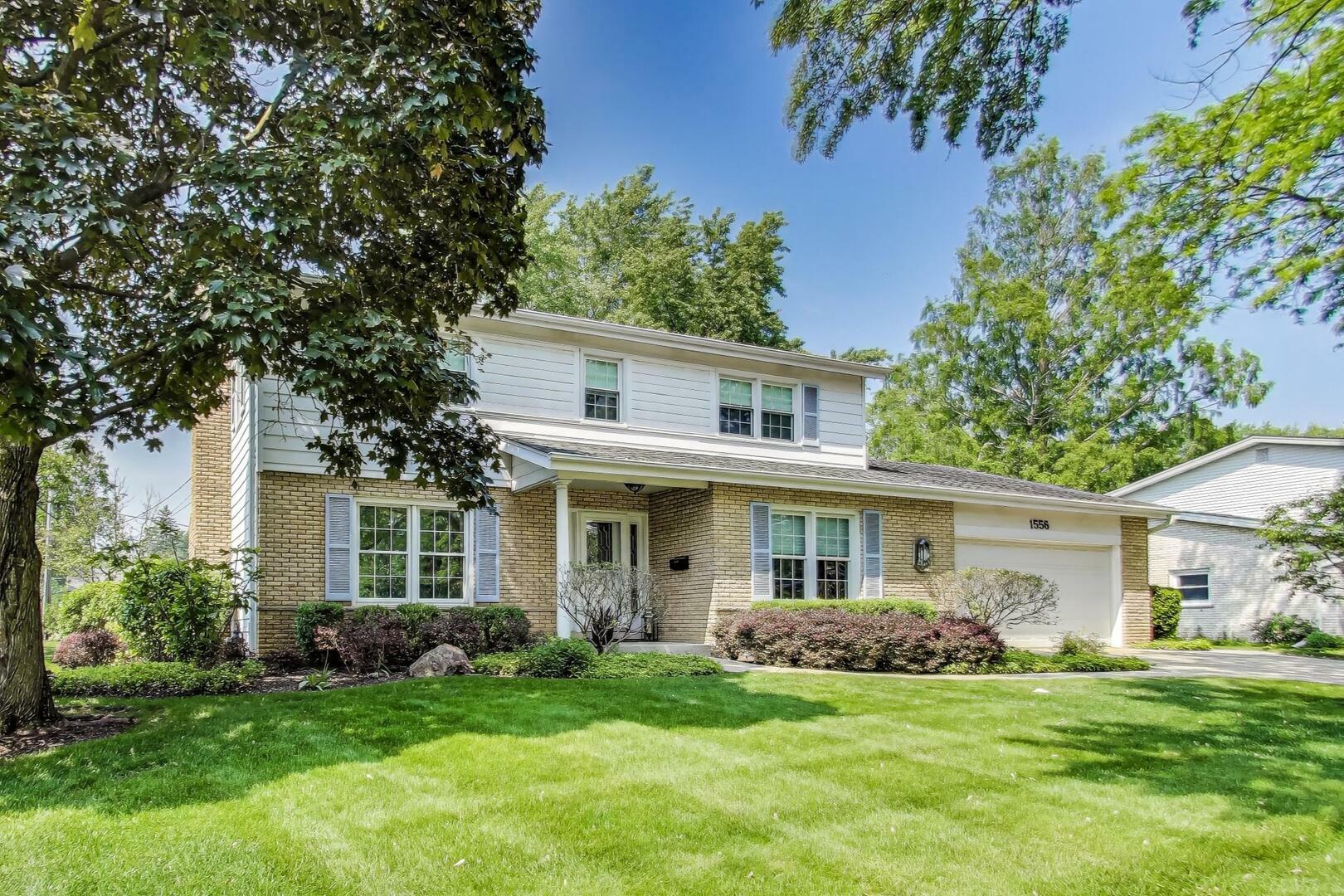 Property Photo: 1556 Chapel Court IL 60062