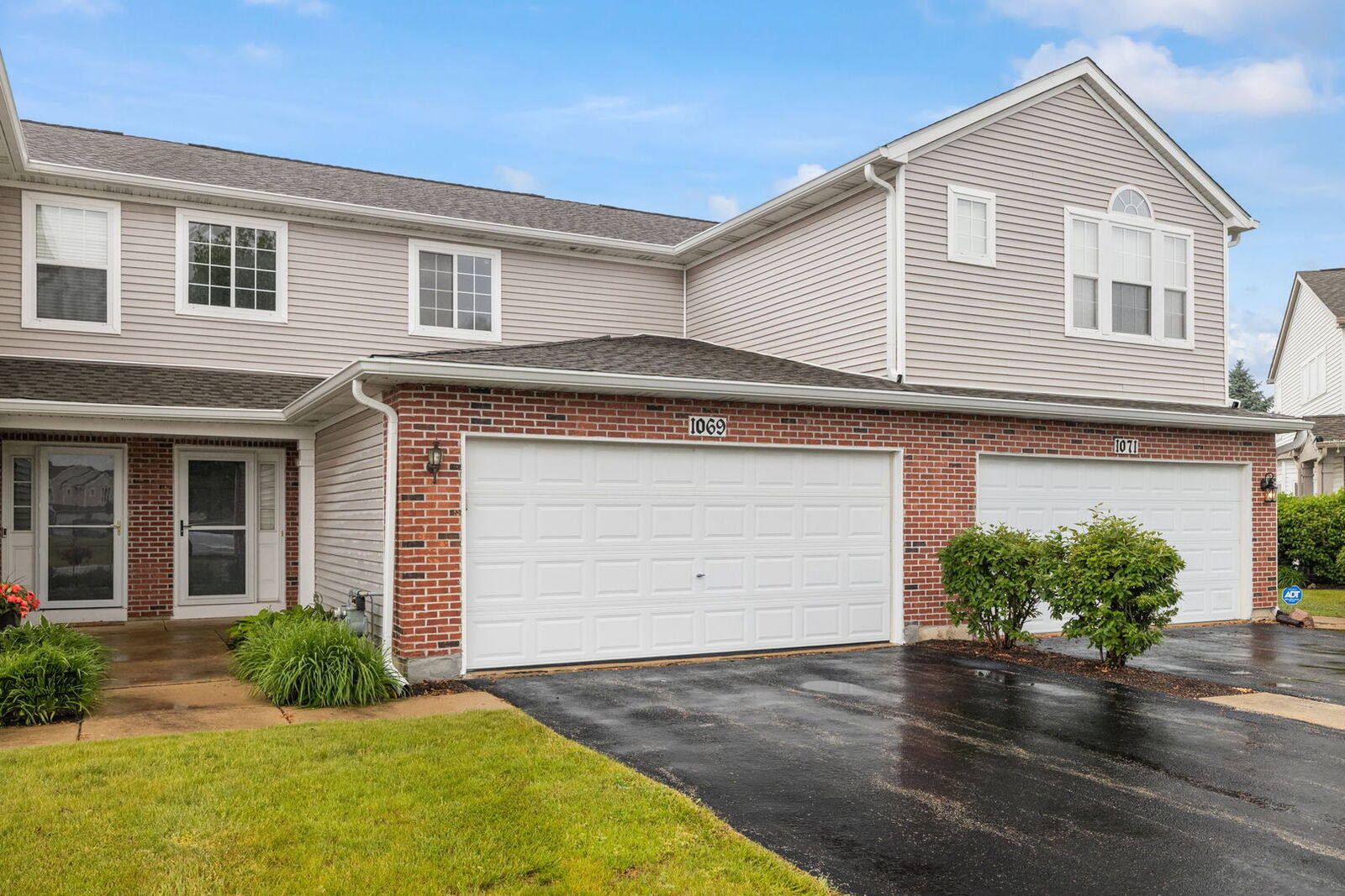 Property Photo:  1069 Dalton Avenue  IL 60560 