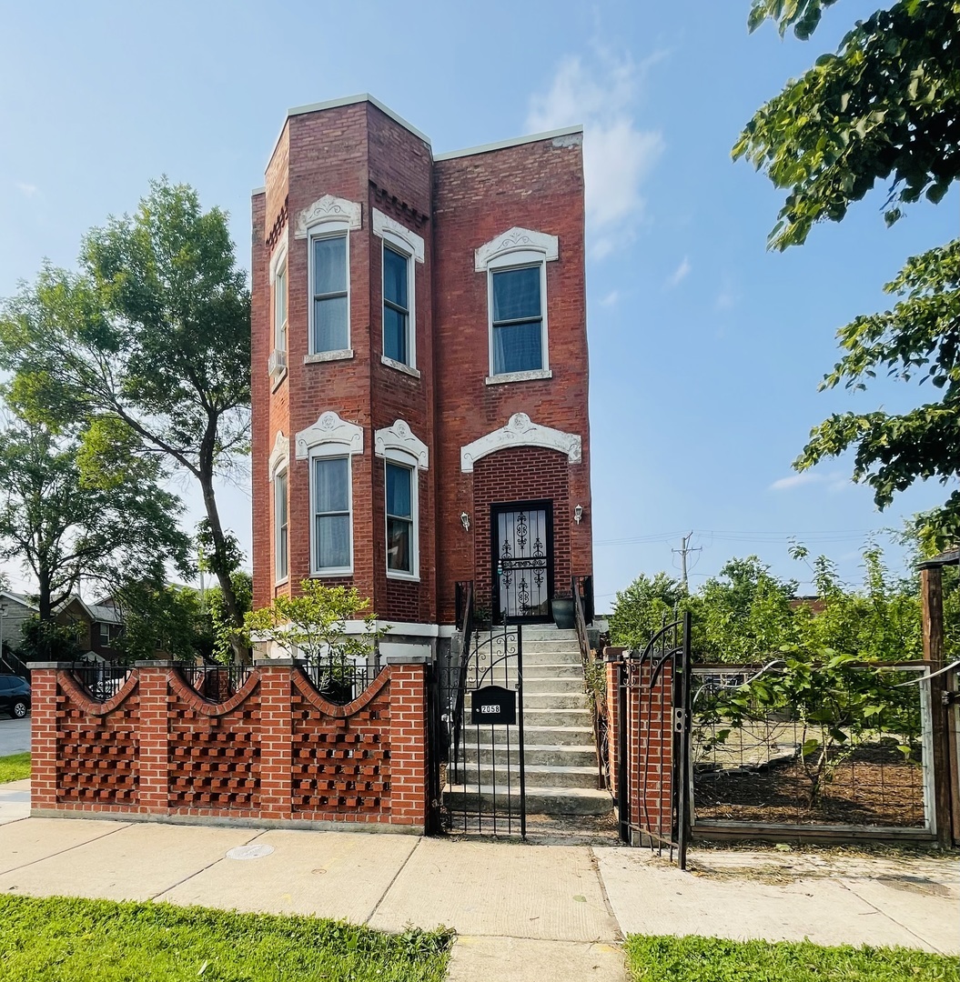 Property Photo: 2058 W Washington Boulevard IL 60612