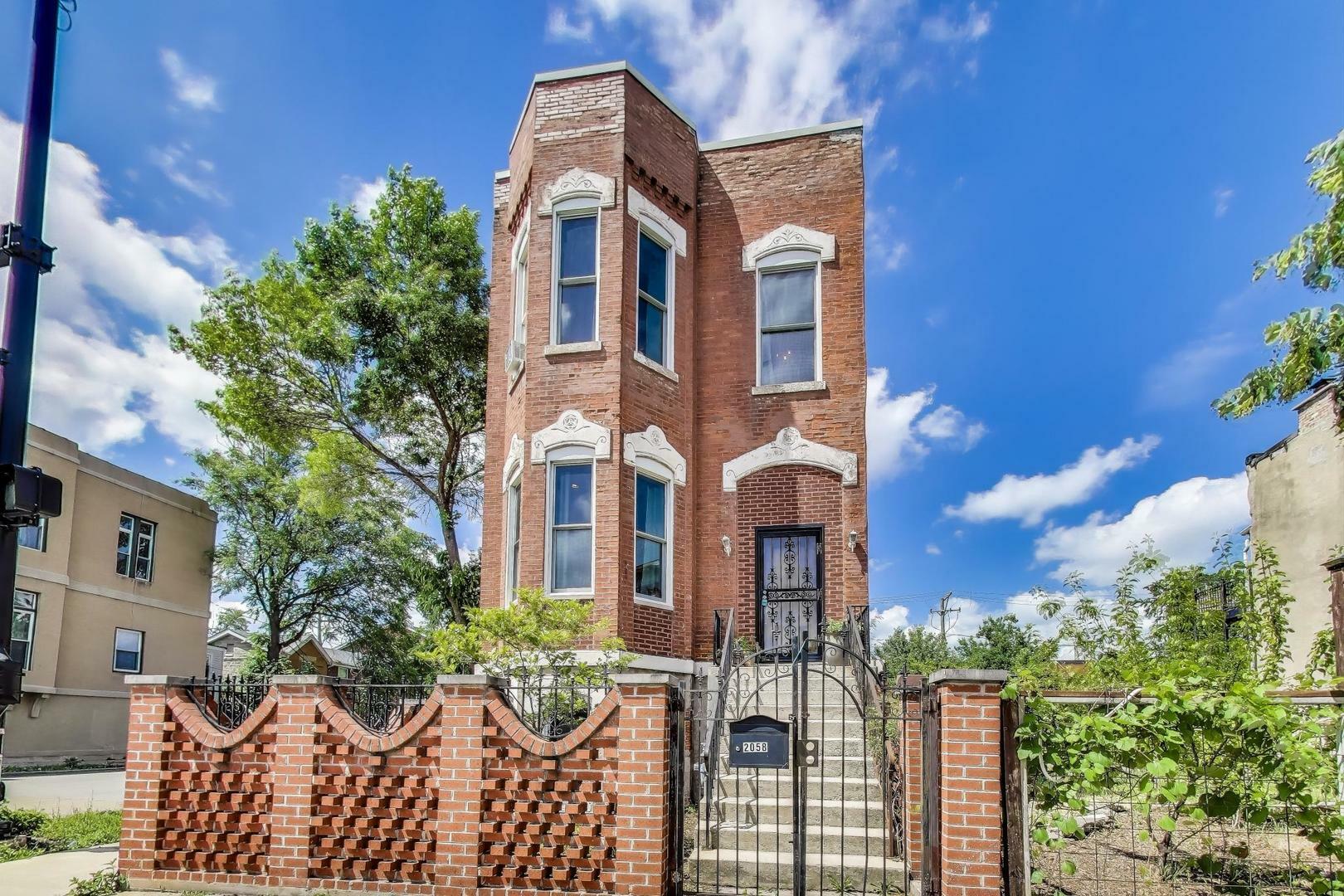 Property Photo: 2058 W Washington Boulevard IL 60612