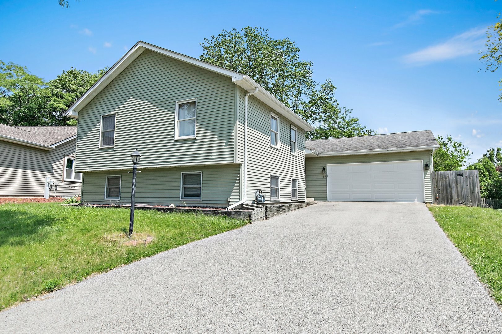 Property Photo: 17 Autumn Lane IL 60107