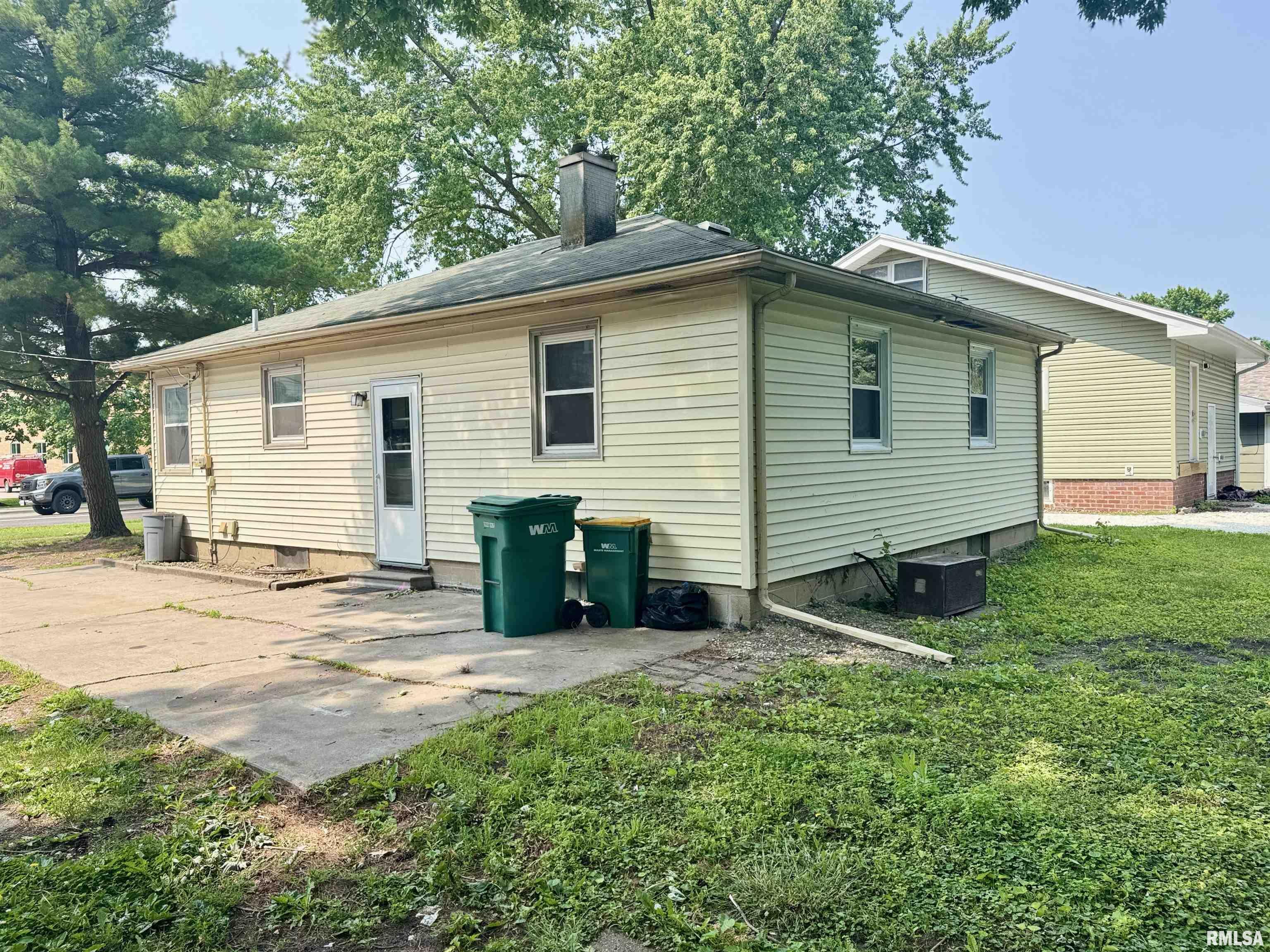 Property Photo: 465 Fifer Street IL 61401