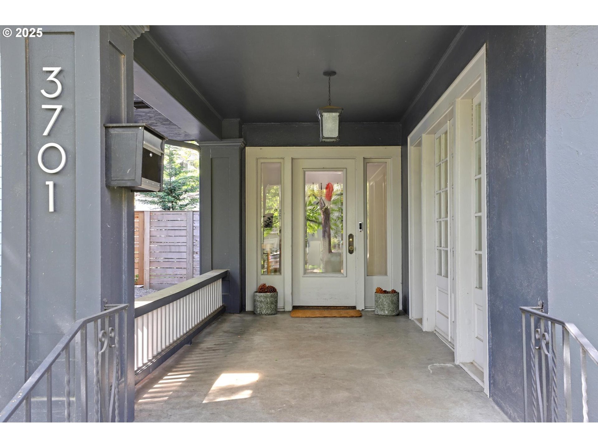Property Photo: 3701 NE Davis St OR 97232