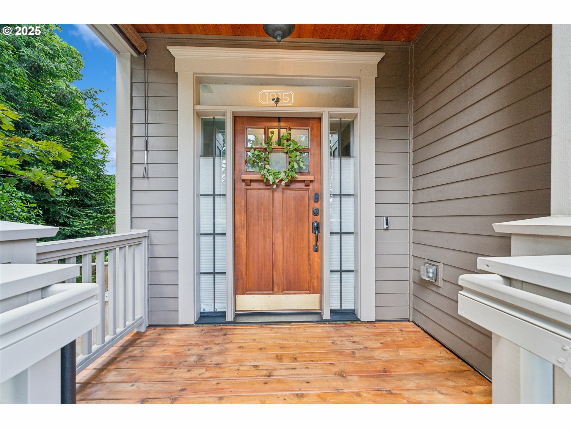 Property Photo:  1915 SE Harney St  OR 97202 