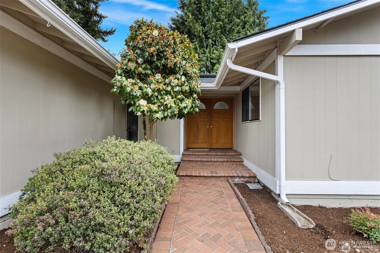 Property Photo: 14725 SE 45th Court WA 98006
