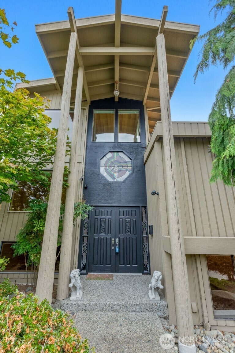 Property Photo:  2558  Constance Drive W  WA 98199 