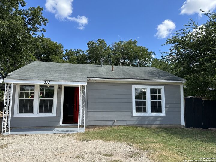 Property Photo: 311 Glamis TX 78223