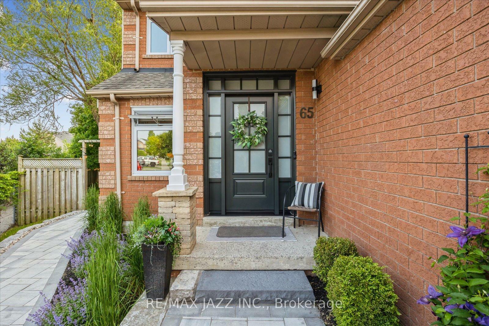 Photo de la propriété: 65 Fry Crescent ON L1C 4Y3