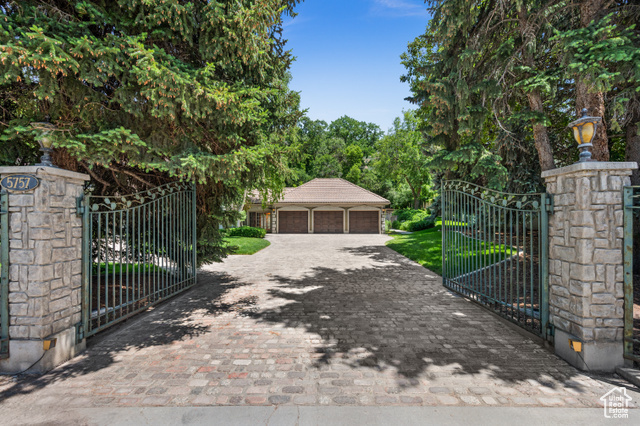 Property Photo: 5757 S Holladay Blvd E UT 84121