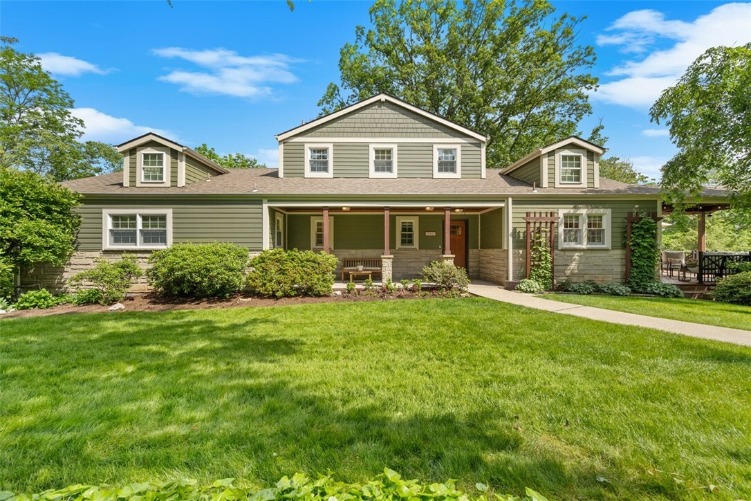 Property Photo:  200 Warwick Dr  PA 15241 