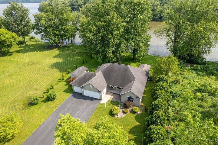 Property Photo:  98 Krystyna Lane 6  NY 13080 