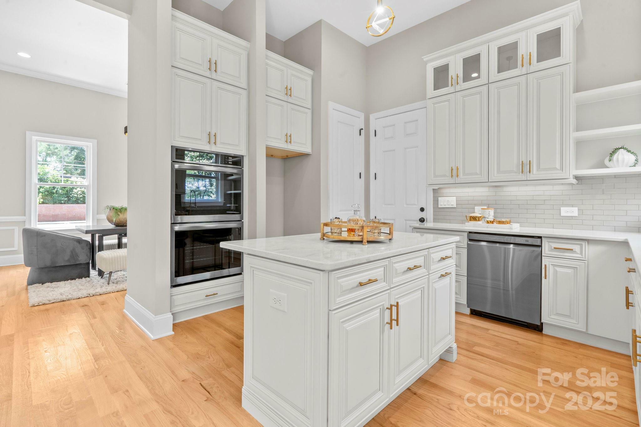 Property Photo: 4015 Randolph Road NC 28211