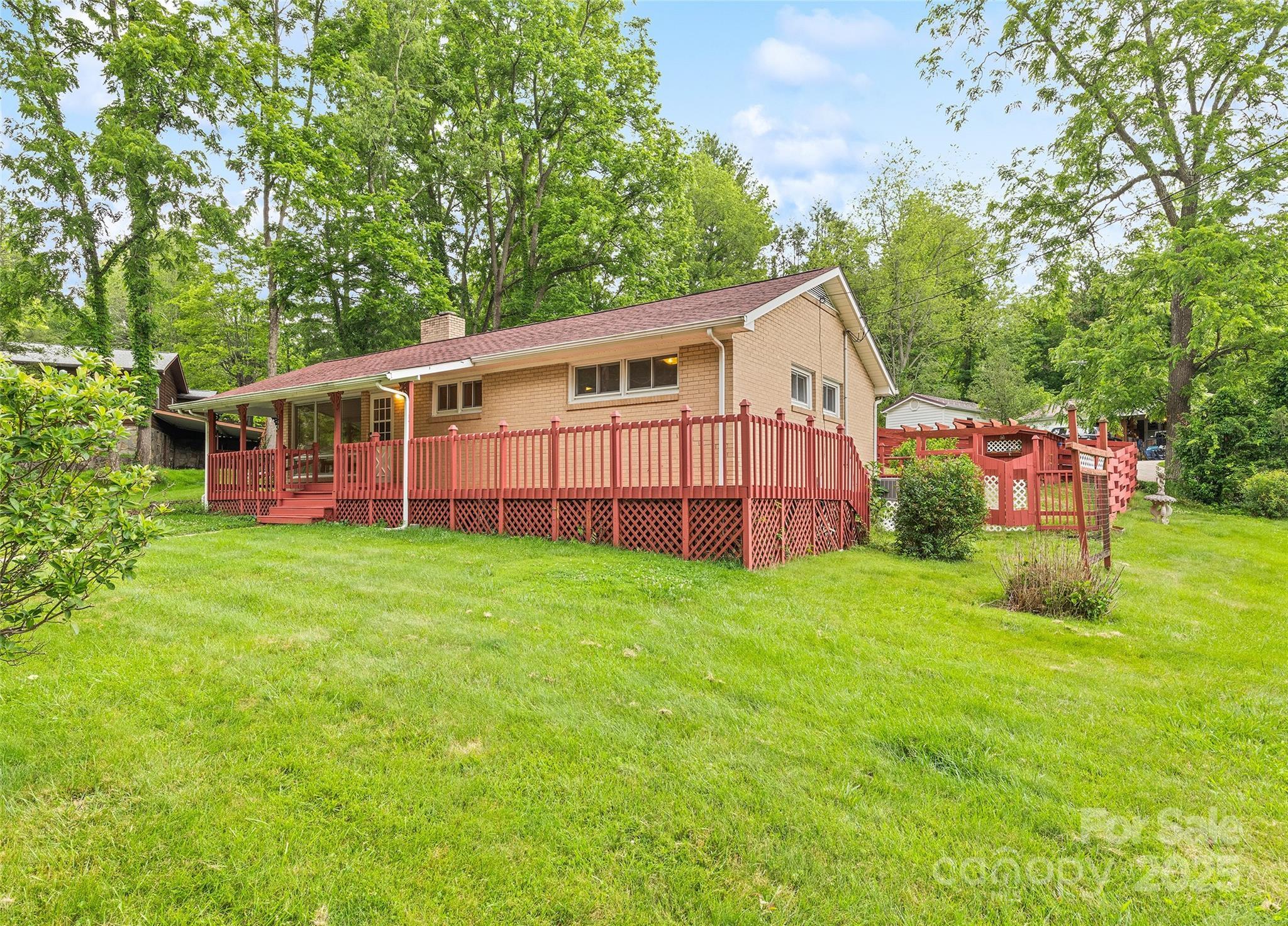 Property Photo: 748 East Street NC 28786