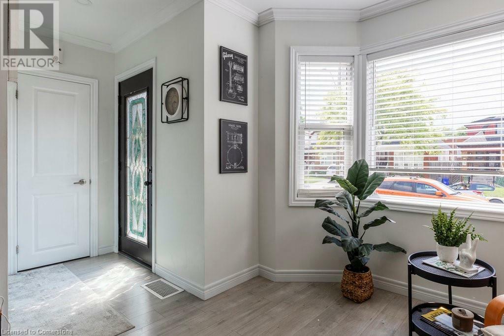 Photo de la propriété: 62 Weir Street North ON L8H 5E6