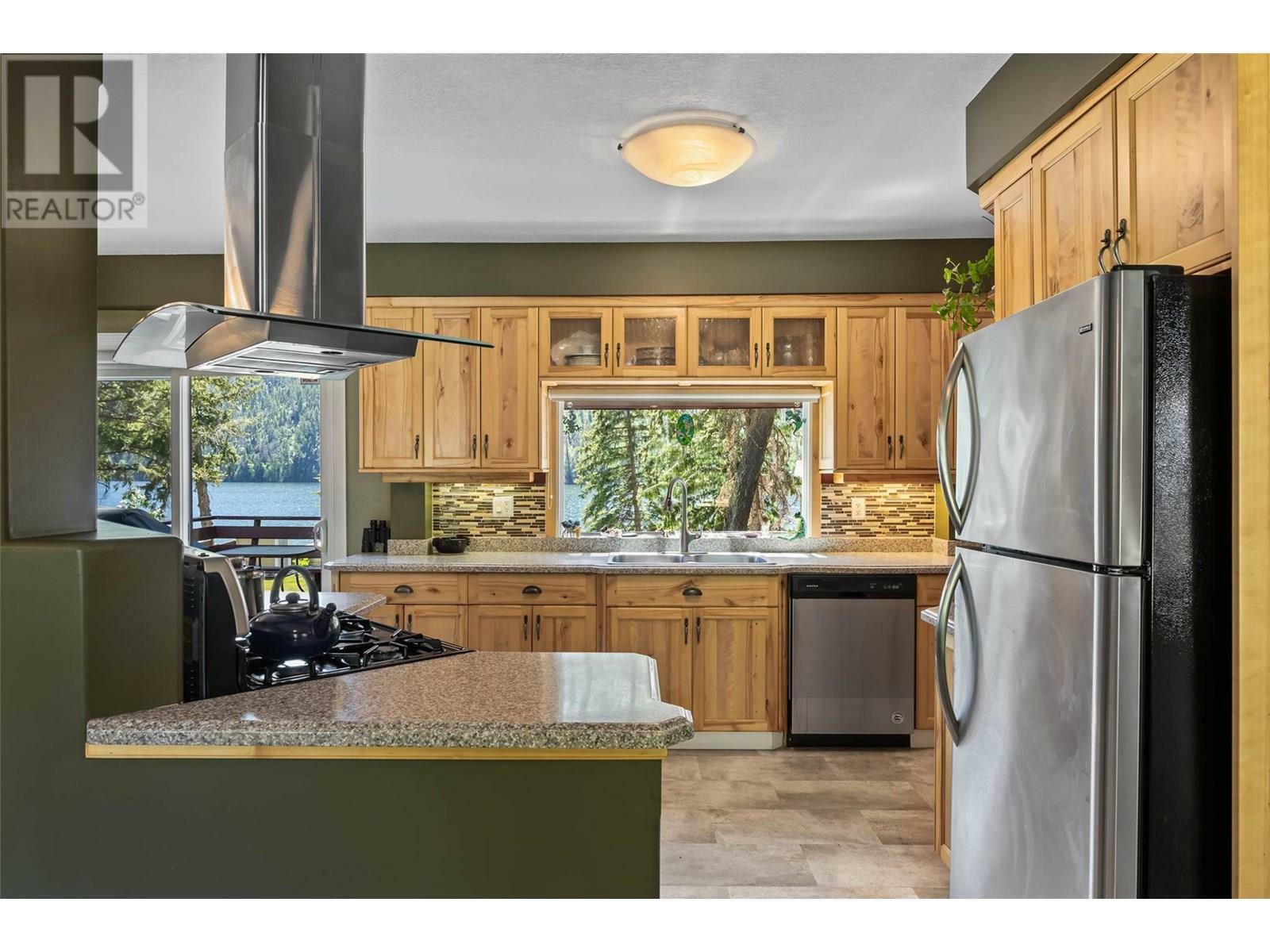 Photo de la propriété: 2292 Ojibway Road BC V2H 1P1