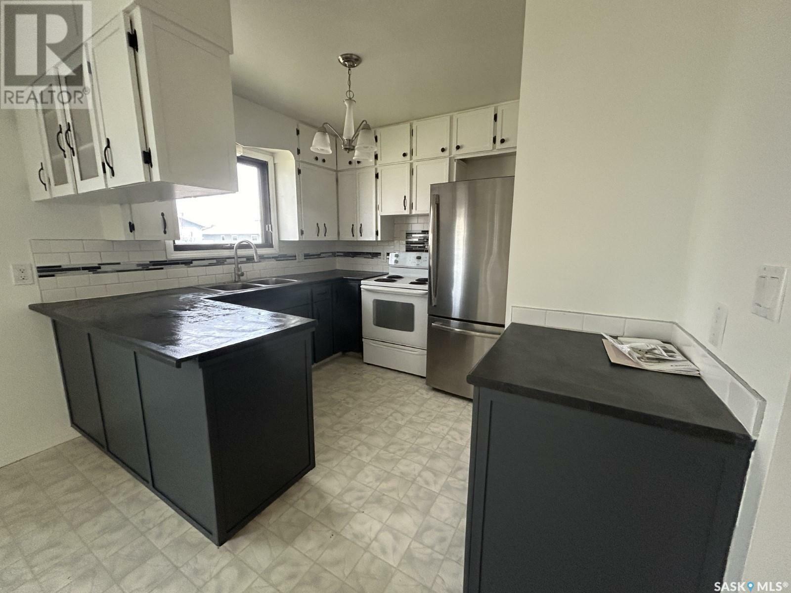 Property Photo: 142 3rd Street W SK S0H 0Z0