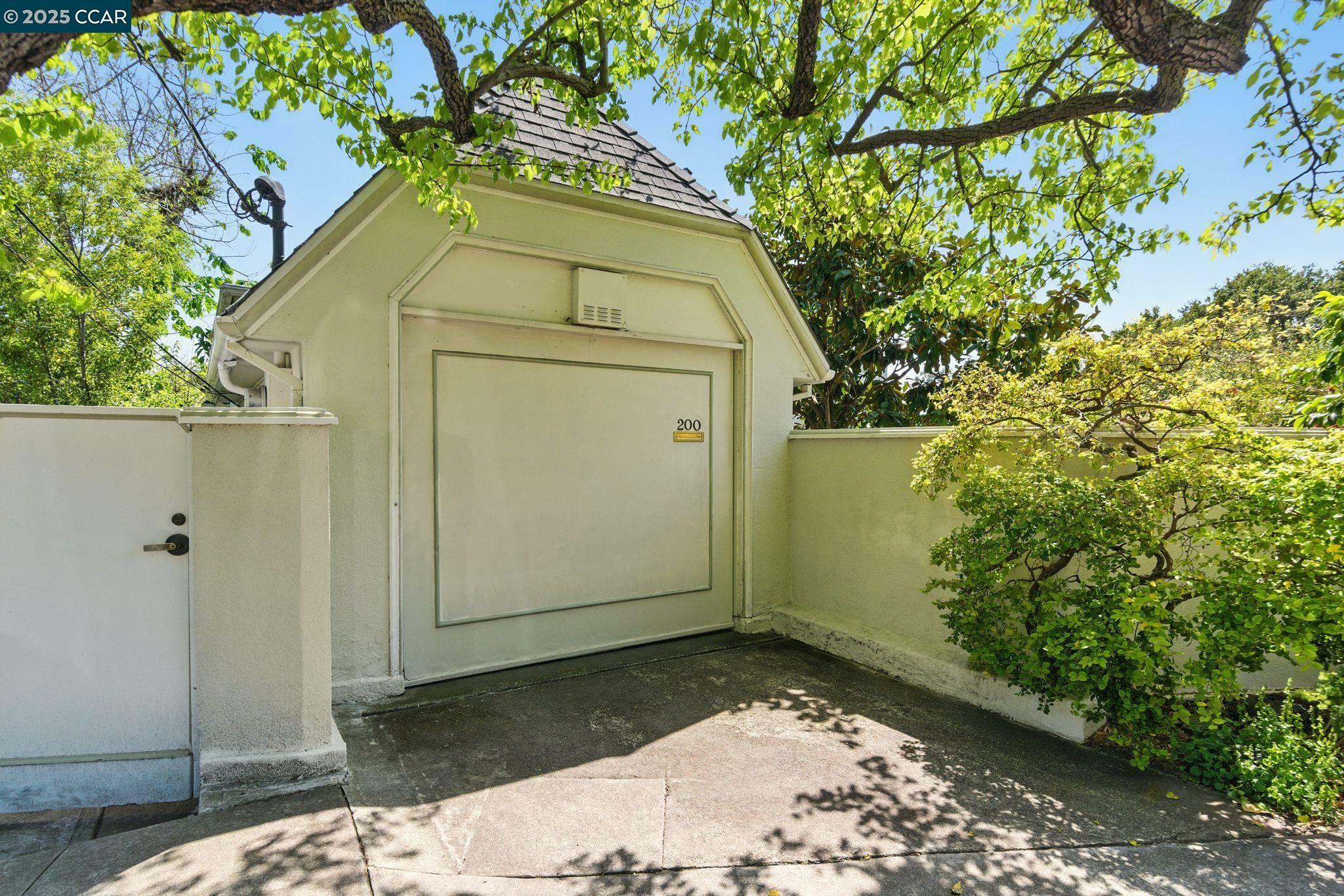 Property Photo: 200 Hillcrest Rd CA 94705