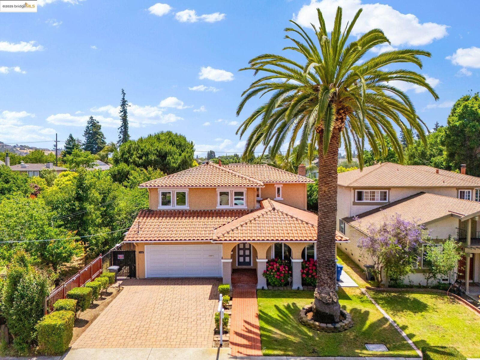 Property Photo:  739 Estudillo Ave  CA 94577 