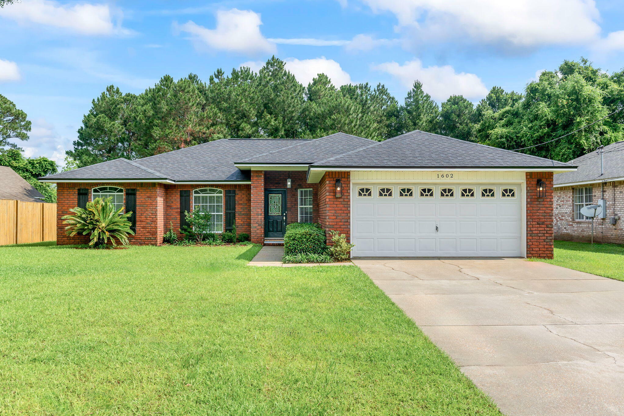Property Photo: 1602 Oakhill Road FL 32563