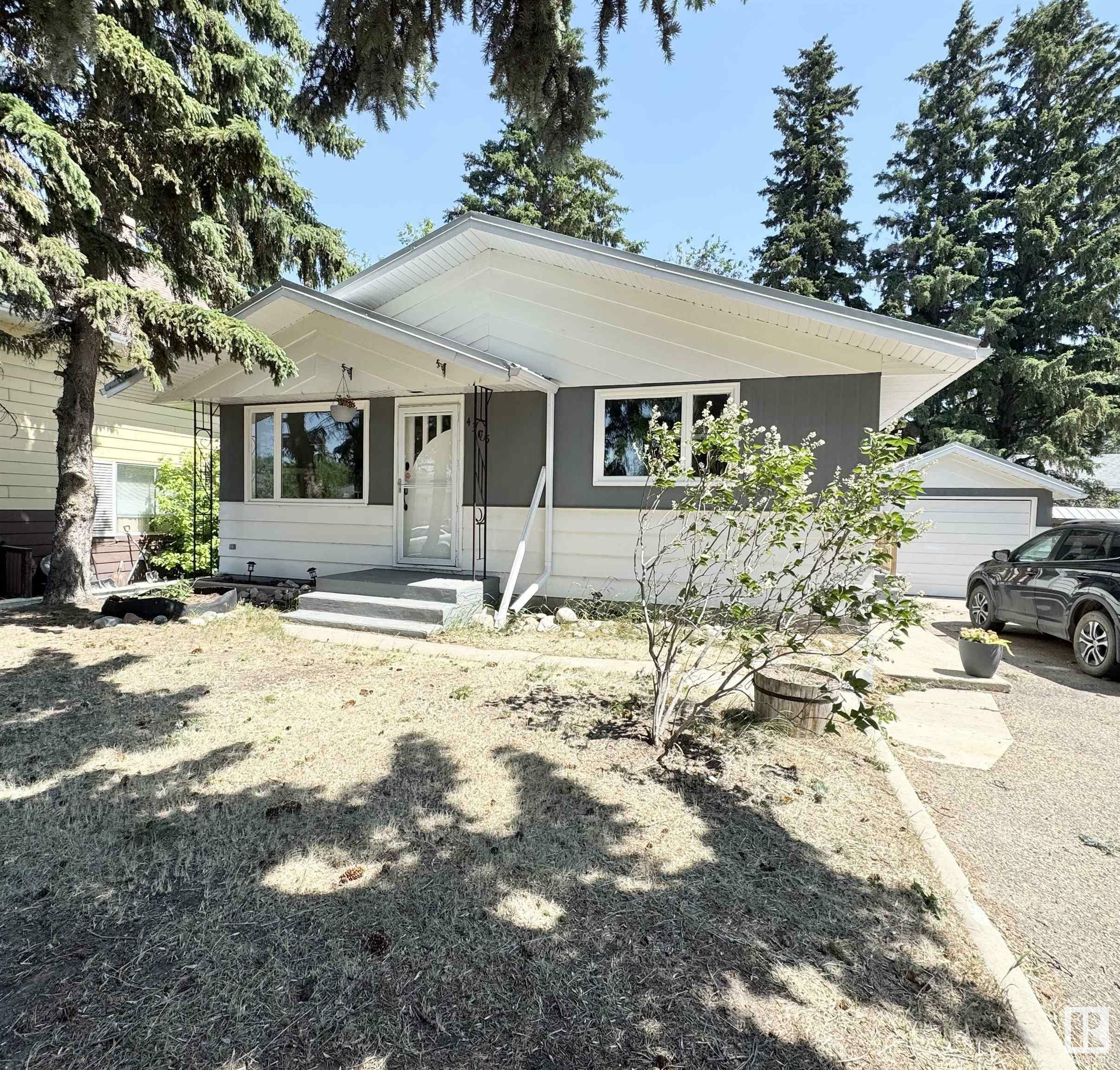 Photo de la propriété: 4305 49 A Street AB T9C 1B6