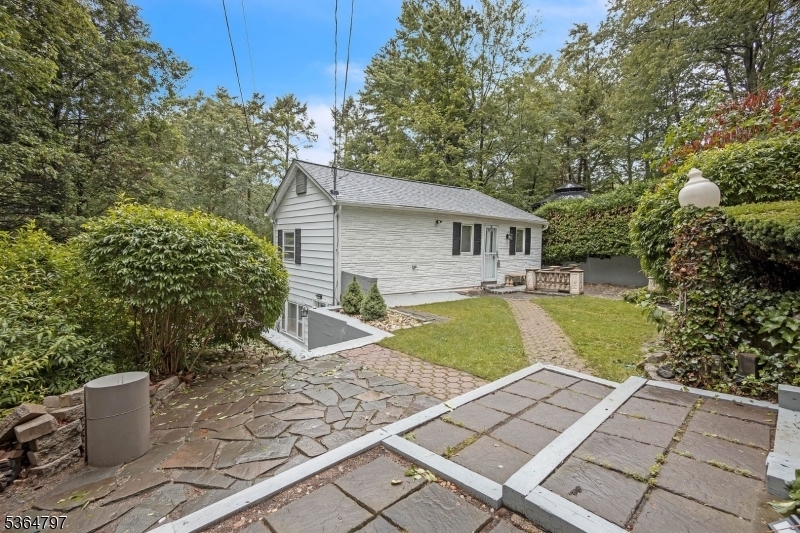 Property Photo: 6 Redmans Dr NJ 07438