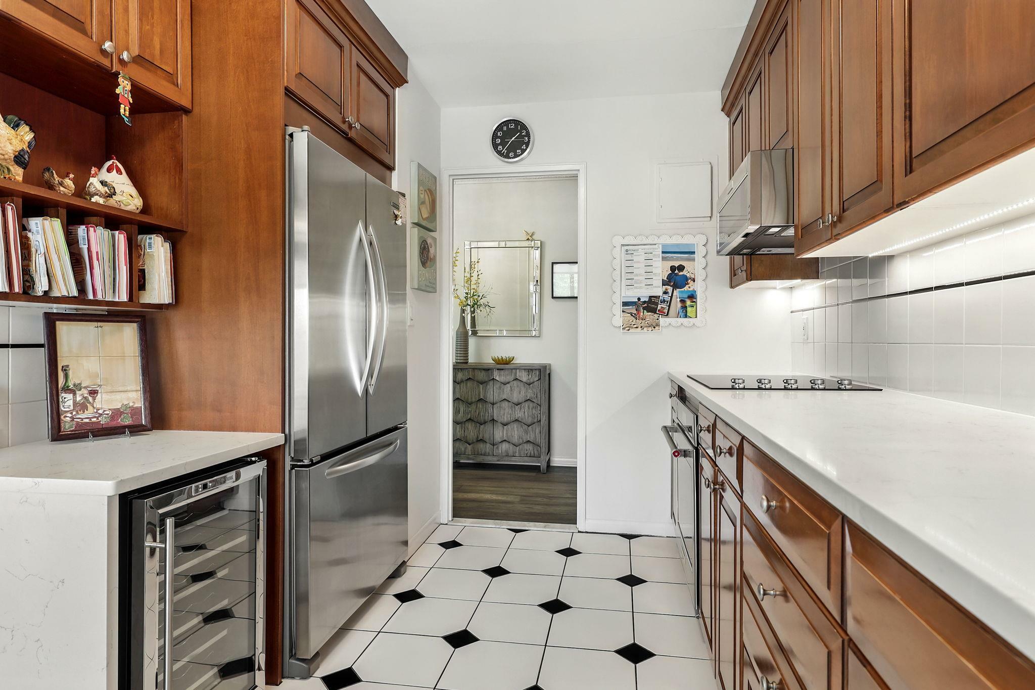 Property Photo:  400 High Point Drive 403  NY 10530 