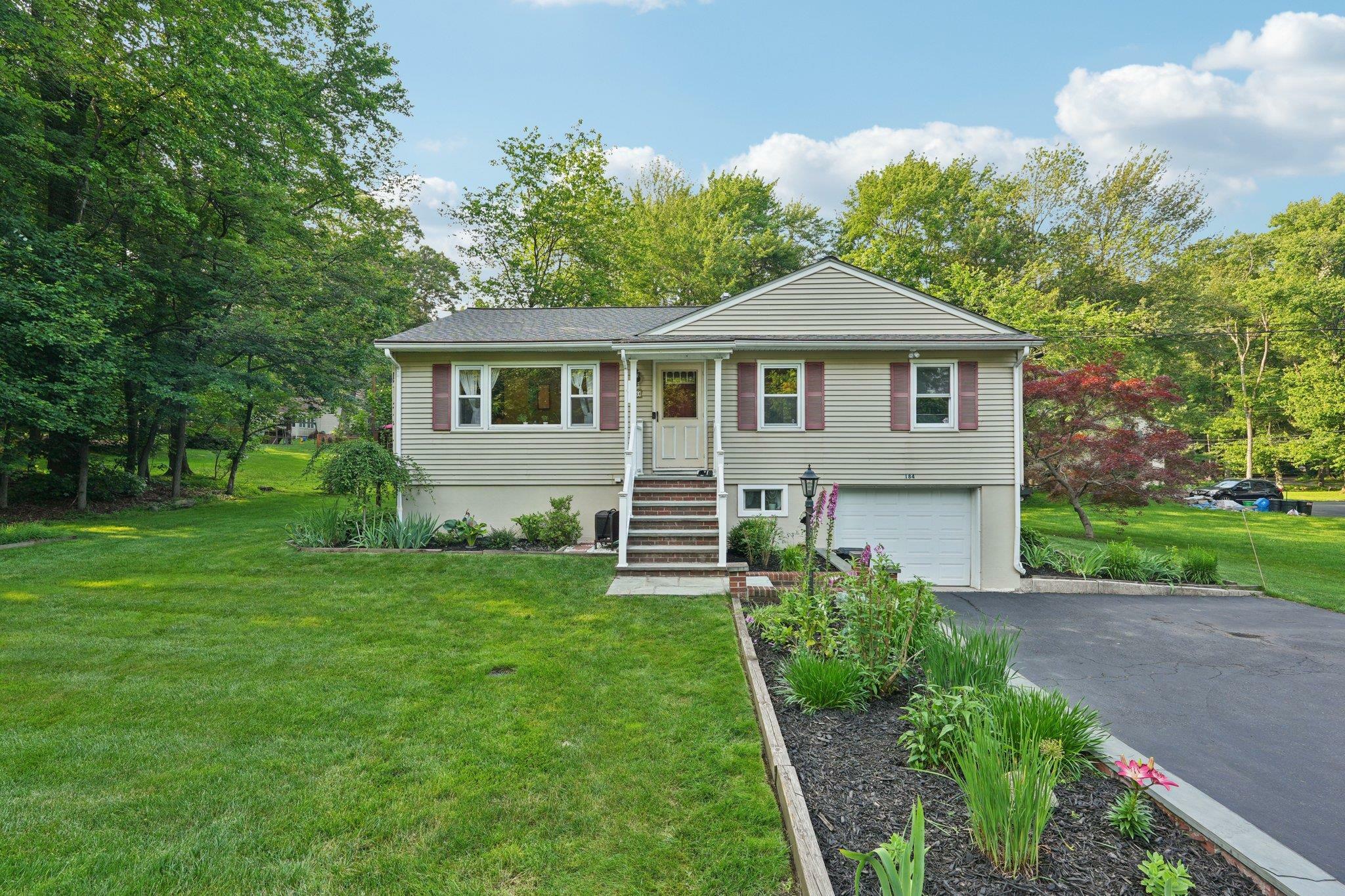 Property Photo:  184 Ludvigh Road  NY 10954 