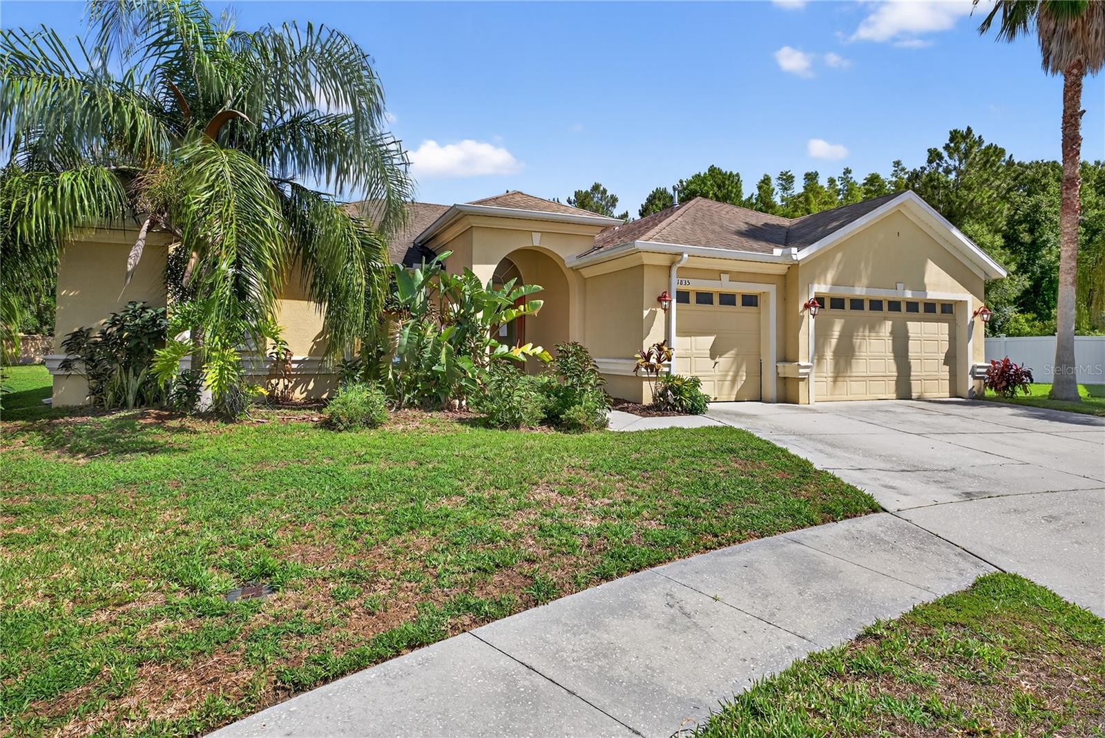 Property Photo: 1835 Fircrest Court FL 33543