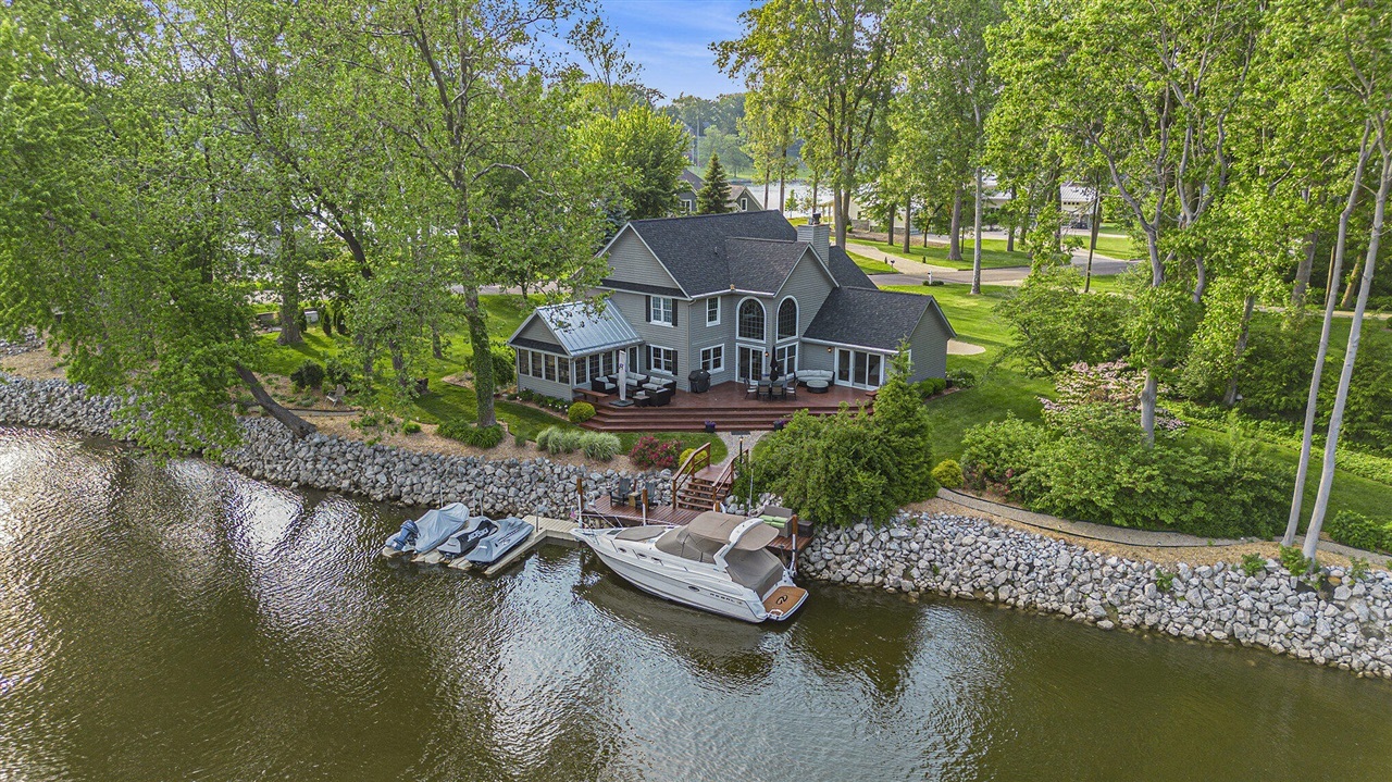1415 Blackhawk Trail  Benton Harbor MI 49022-7102 photo