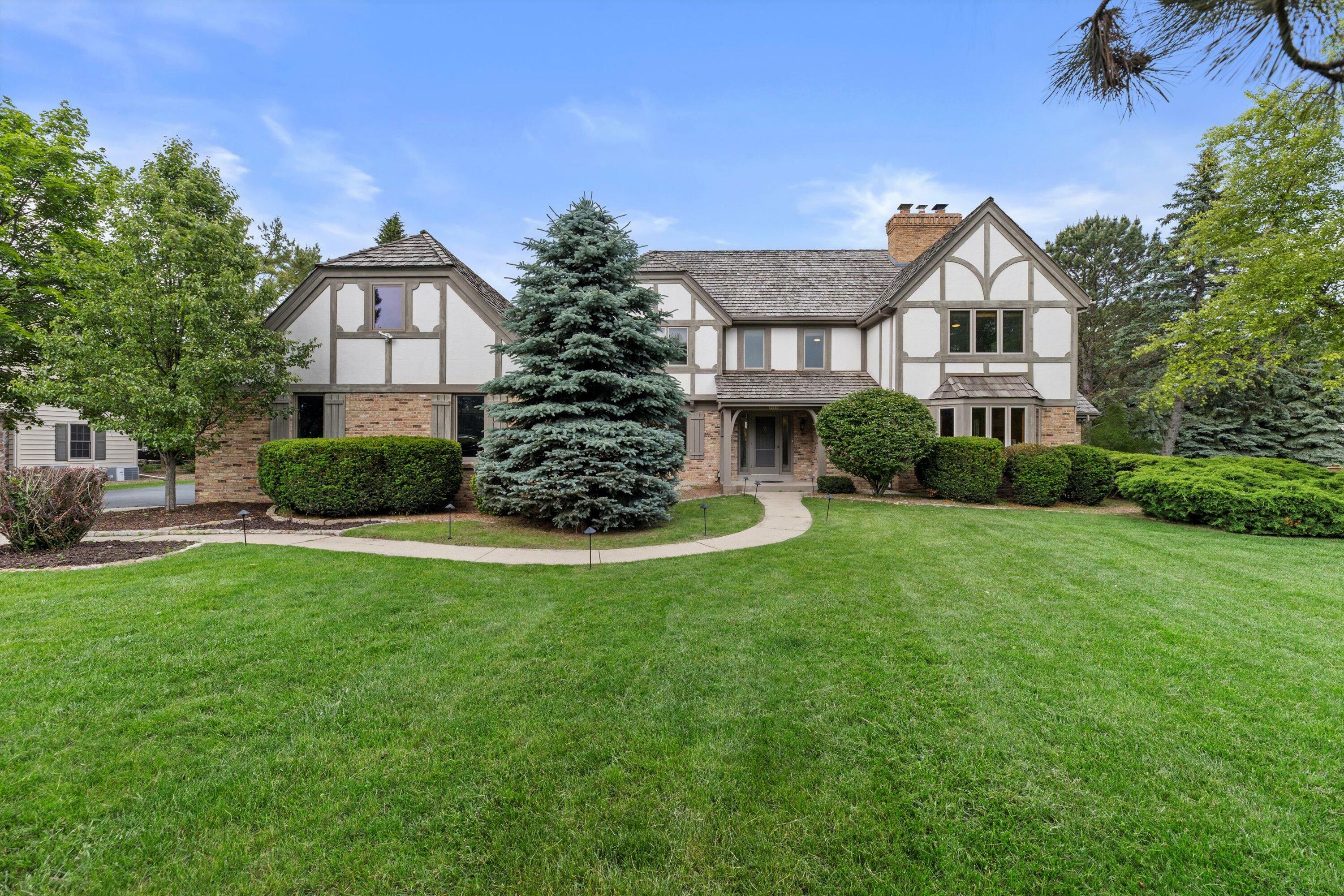 Property Photo: 10418 N Haddonstone Pl WI 53092