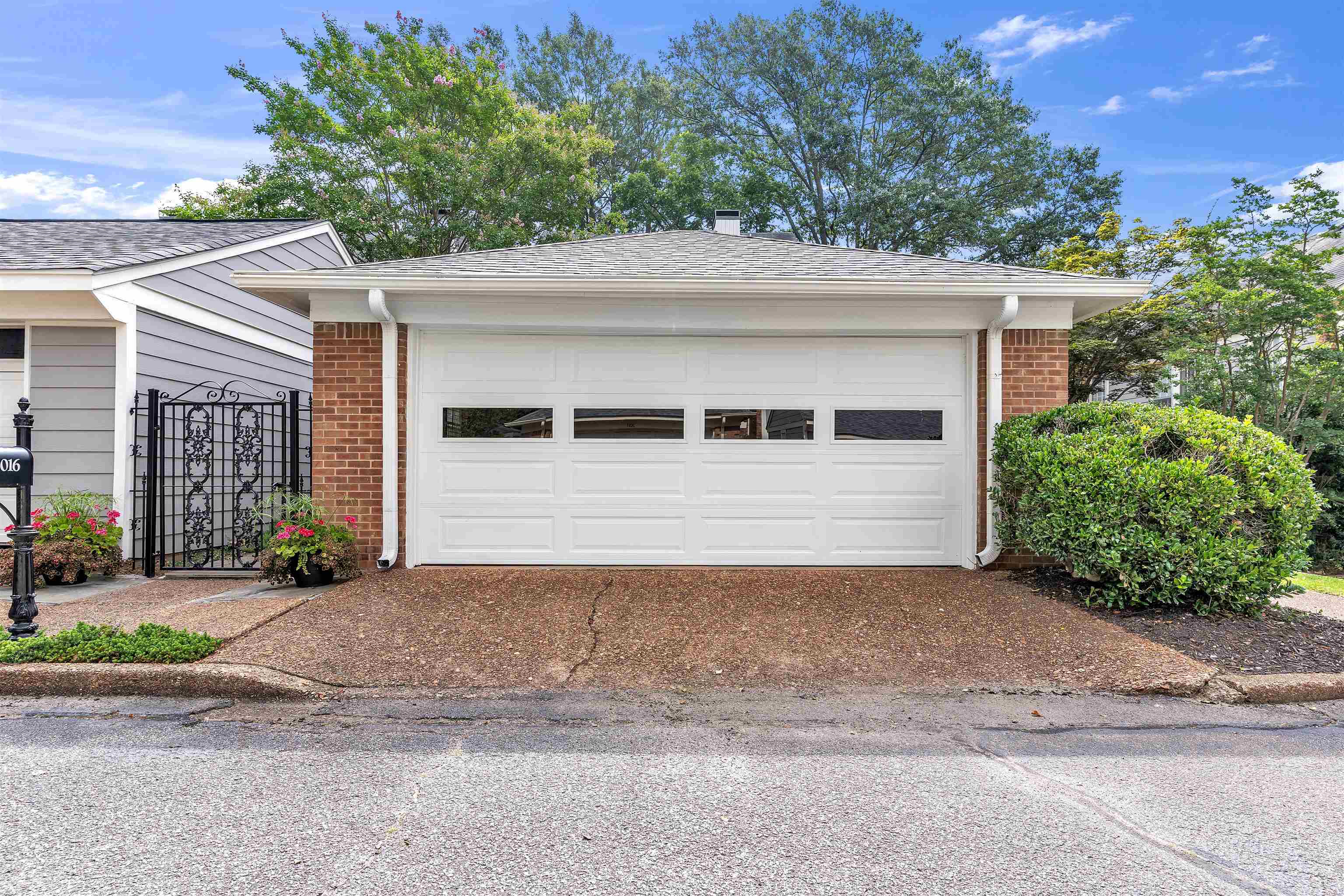 Property Photo: 2016 Restington Ln 2016 TN 38119